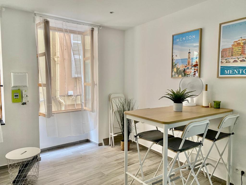 Historical Rue Longue Apartment Menton Exterior photo